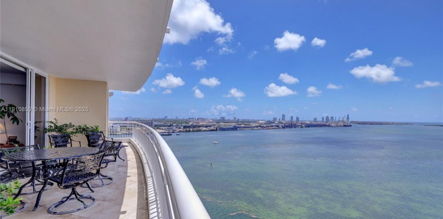 Кондоминиум с 3 спальнями в Майами, Флорида № 2021157