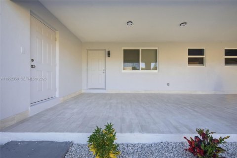 Снять в аренду виллу или дом в Холливуд, Флорида 3 спальни, 320.51м2, № 2007401 - фото 2