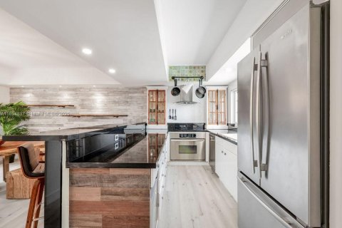 Condo in Miami Beach, Florida, 3 bedrooms  № 2039825 - photo 4