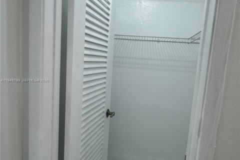 Condo in Miami Beach, Florida, 1 bedroom  № 2005350 - photo 9