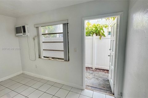 Condo in Miami Beach, Florida, 1 bedroom  № 2005350 - photo 12