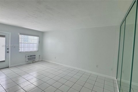 Condo in Miami Beach, Florida, 1 bedroom  № 2005350 - photo 2