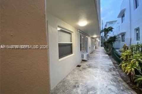 Condo in Miami Beach, Florida, 1 bedroom  № 2005350 - photo 13