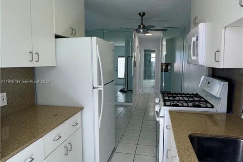 Condo in Miami Beach, Florida, 1 bedroom  № 2005350 - photo 5