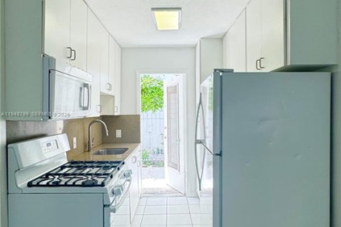 Condo in Miami Beach, Florida, 1 bedroom  № 2005350 - photo 4