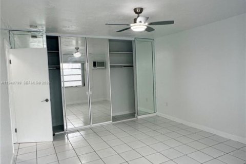 Condo in Miami Beach, Florida, 1 bedroom  № 2005350 - photo 11