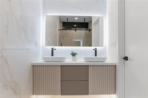 Townhouse in Miami, Florida 4 bedrooms, 224.45 sq.m. № 1954072 - photo 19