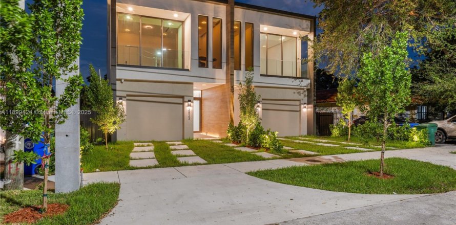 Townhouse in Miami, Florida 4 bedrooms, 224.45 sq.m. № 1954072