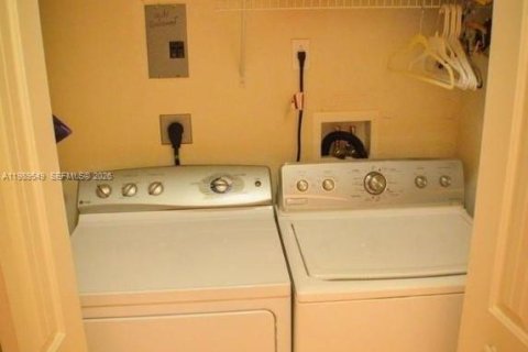 Casa en alquiler en Miami, Florida, 3 dormitorios, 114.83 m2 № 2052004 - foto 24