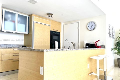 Condo in Hallandale Beach, Florida, 1 bedroom  № 1888748 - photo 12