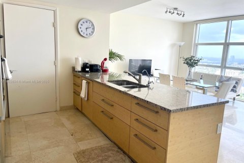 Condo in Hallandale Beach, Florida, 1 bedroom  № 1888748 - photo 13