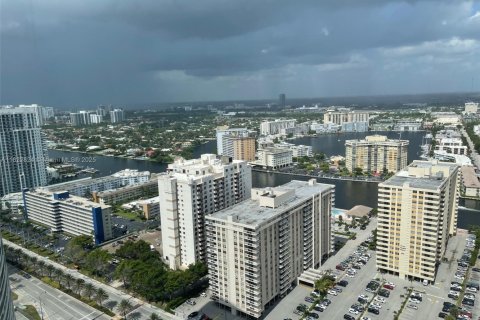 Condo in Hallandale Beach, Florida, 1 bedroom  № 1888748 - photo 2