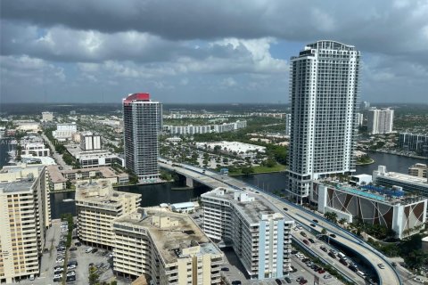 Condo in Hallandale Beach, Florida, 1 bedroom  № 1888748 - photo 1