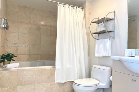 Condo in Hallandale Beach, Florida, 1 bedroom  № 1888748 - photo 15