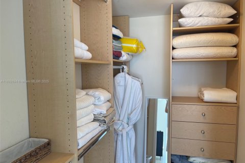 Condo in Hallandale Beach, Florida, 1 bedroom  № 1888748 - photo 20