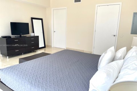 Condo in Hallandale Beach, Florida, 1 bedroom  № 1888748 - photo 22