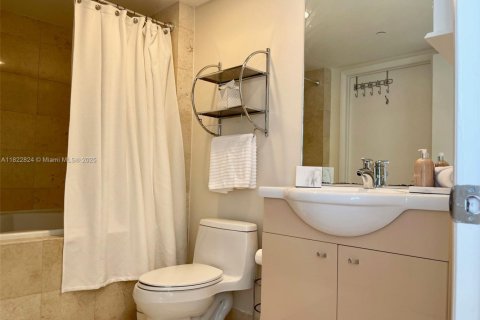 Condo in Hallandale Beach, Florida, 1 bedroom  № 1888748 - photo 16