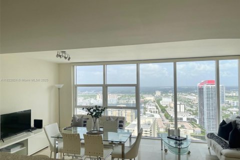Condo in Hallandale Beach, Florida, 1 bedroom  № 1888748 - photo 11