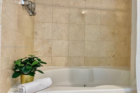 Condo in Hallandale Beach, Florida, 1 bedroom  № 1888748 - photo 17