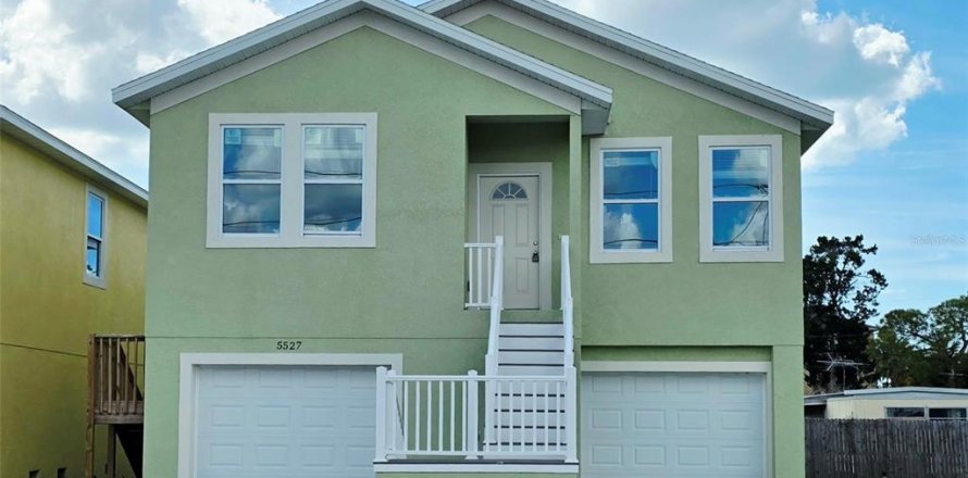 House in New Port Richey, Florida 3 bedrooms, 111.48 sq.m. № 2143324