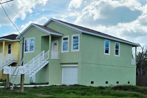 House in New Port Richey, Florida 3 bedrooms, 111.48 sq.m. № 2143324 - photo 2