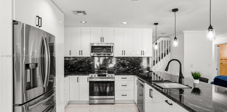 Дом в Санрайз, Флорида 4 спальни, 242.66м2 № 2038357