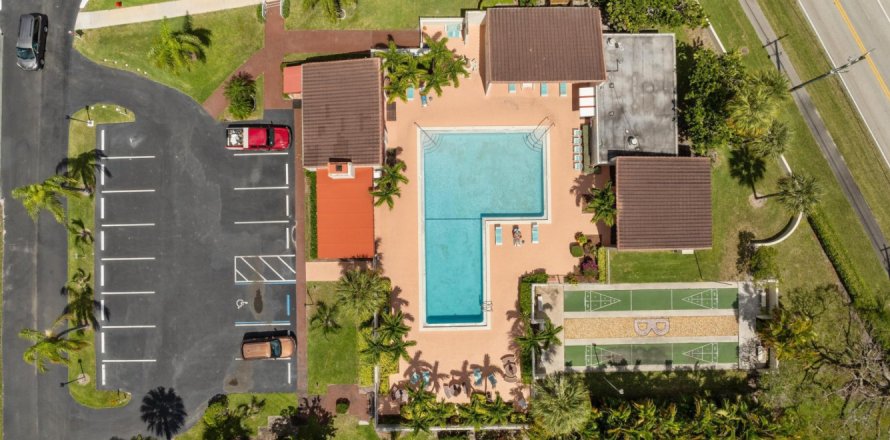 Condominio en Palm Springs, Florida, 2 dormitorios  № 1097500