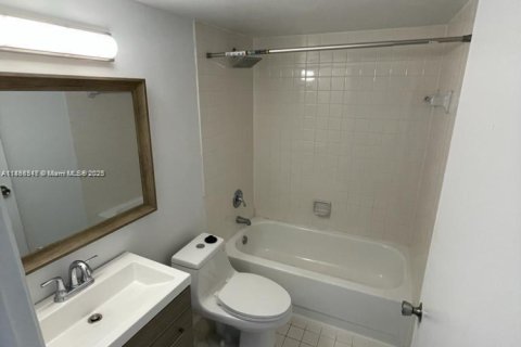 Condo in Miami, Florida, 1 bedroom № 1983664 - photo 8