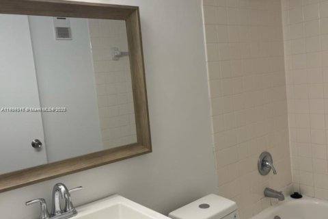 Condo in Miami, Florida, 1 bedroom № 1983664 - photo 9