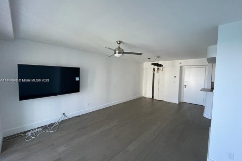 Condo in Miami, Florida, 1 bedroom № 1983664 - photo 5
