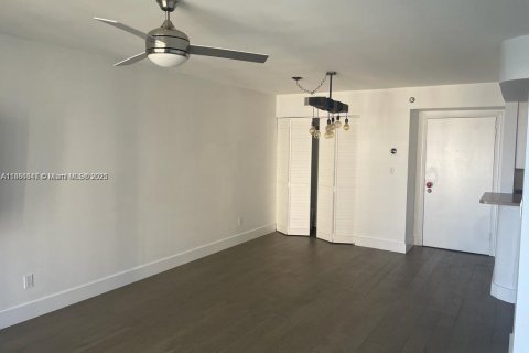 Condo in Miami, Florida, 1 bedroom № 1983664 - photo 6