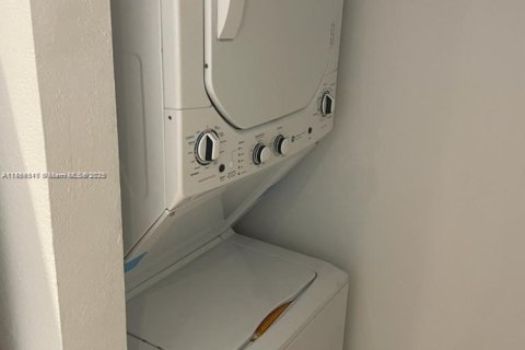 Condo in Miami, Florida, 1 bedroom № 1983664 - photo 7