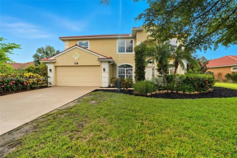 House in Lehigh Acres, Florida 4 bedrooms № 1941374 - photo 1