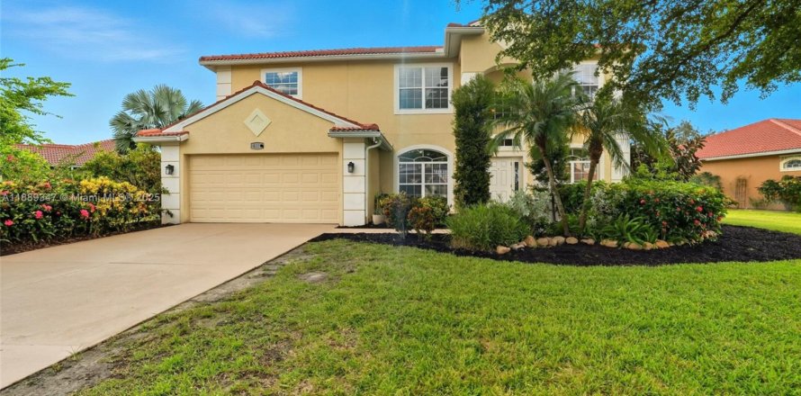House in Lehigh Acres, Florida 4 bedrooms № 1941374
