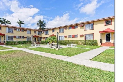 Copropriété à louer à Miami, Floride: 2 chambres, 69.68 m2 № 1806257 - photo 1