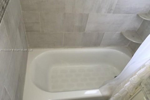 Copropriété à louer à Miami, Floride: 2 chambres, 69.68 m2 № 1806257 - photo 13