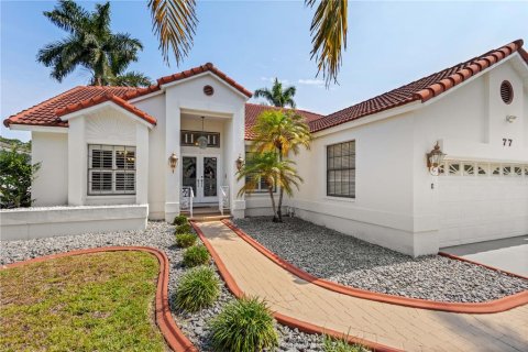 House in Palm Harbor, Florida 3 bedrooms, 214.05 sq.m. № 1749304 - photo 1