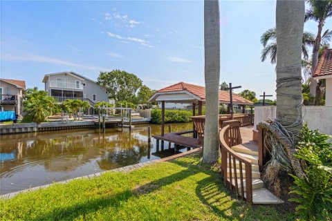 House in Palm Harbor, Florida 3 bedrooms, 214.05 sq.m. № 1749304 - photo 25