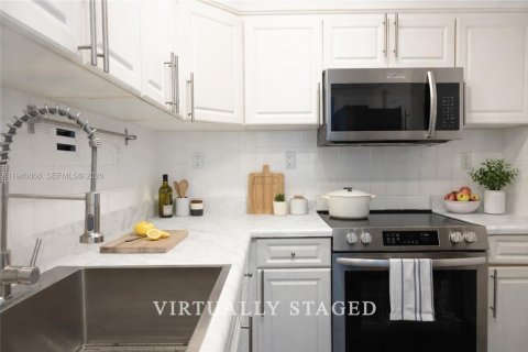 Condo in Miami Beach, Florida, 1 bedroom  № 2060069 - photo 6
