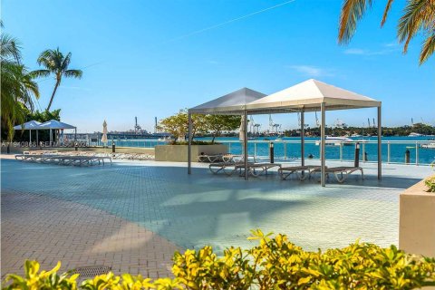 Condo in Miami Beach, Florida, 1 bedroom  № 2060069 - photo 17