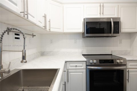Condo in Miami Beach, Florida, 1 bedroom  № 2060069 - photo 14