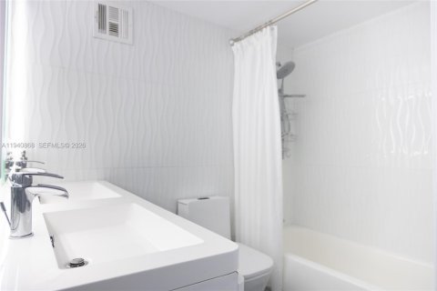 Condo in Miami Beach, Florida, 1 bedroom  № 2060069 - photo 12