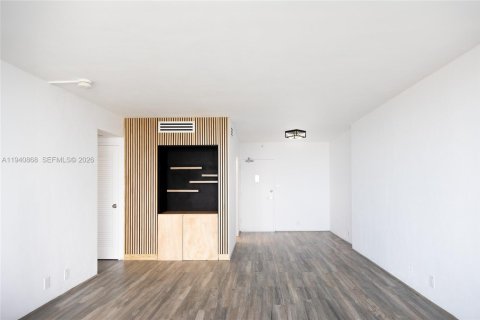 Condo in Miami Beach, Florida, 1 bedroom  № 2060069 - photo 8