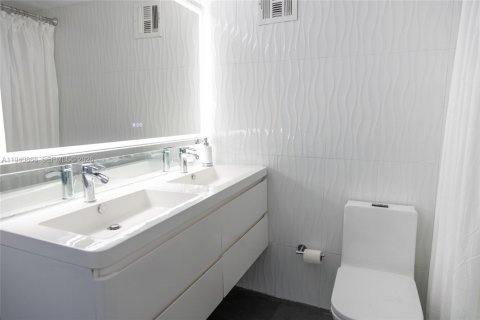 Condo in Miami Beach, Florida, 1 bedroom  № 2060069 - photo 13