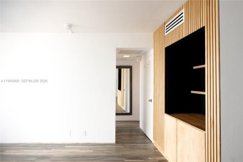Condo in Miami Beach, Florida, 1 bedroom  № 2060069 - photo 9