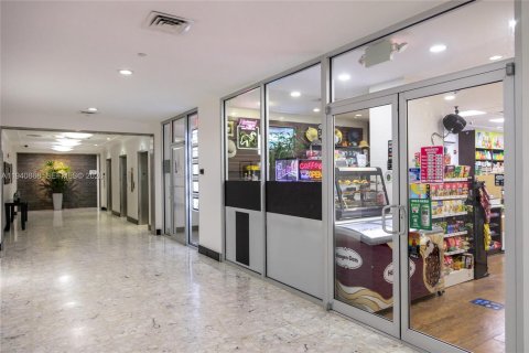 Condo in Miami Beach, Florida, 1 bedroom  № 2060069 - photo 23