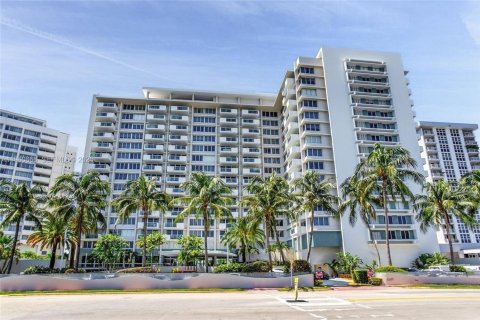 Condo in Miami Beach, Florida, 1 bedroom  № 2060069 - photo 22