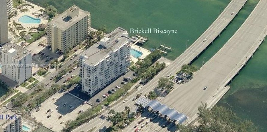 Кондоминиум с 1 спальней в Майами, Флорида № 2046143