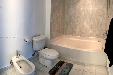 Condo in Miami, Florida, 1 bedroom  № 1924211 - photo 8