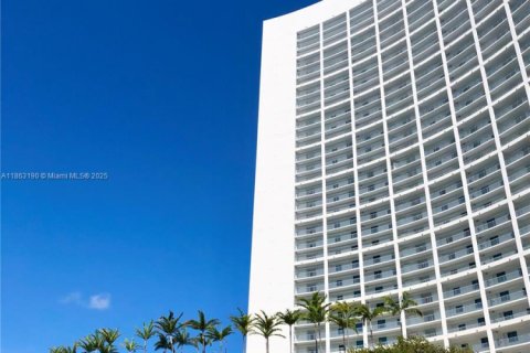 Condo in Miami, Florida, 1 bedroom  № 1924211 - photo 2